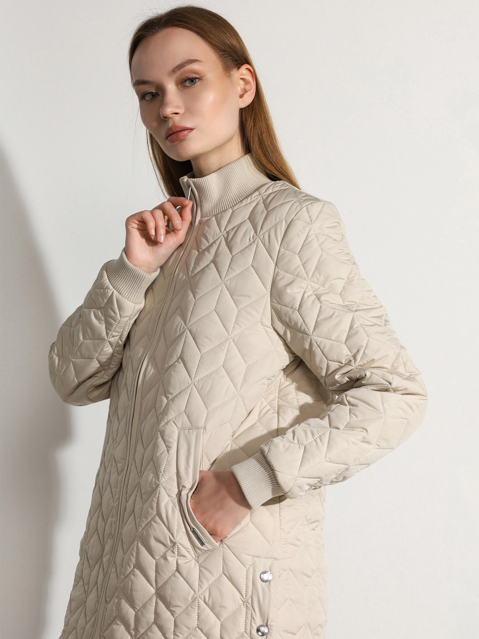 Пальто стеганое светло-бежевого цвета прямого кроя